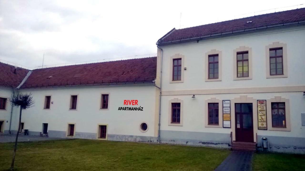 River Apartmanhaz Jászberény Dış mekan fotoğraf